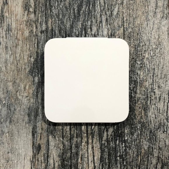 NEW Apple Ear Pods with Lightning Connector - Picture 2 of 9